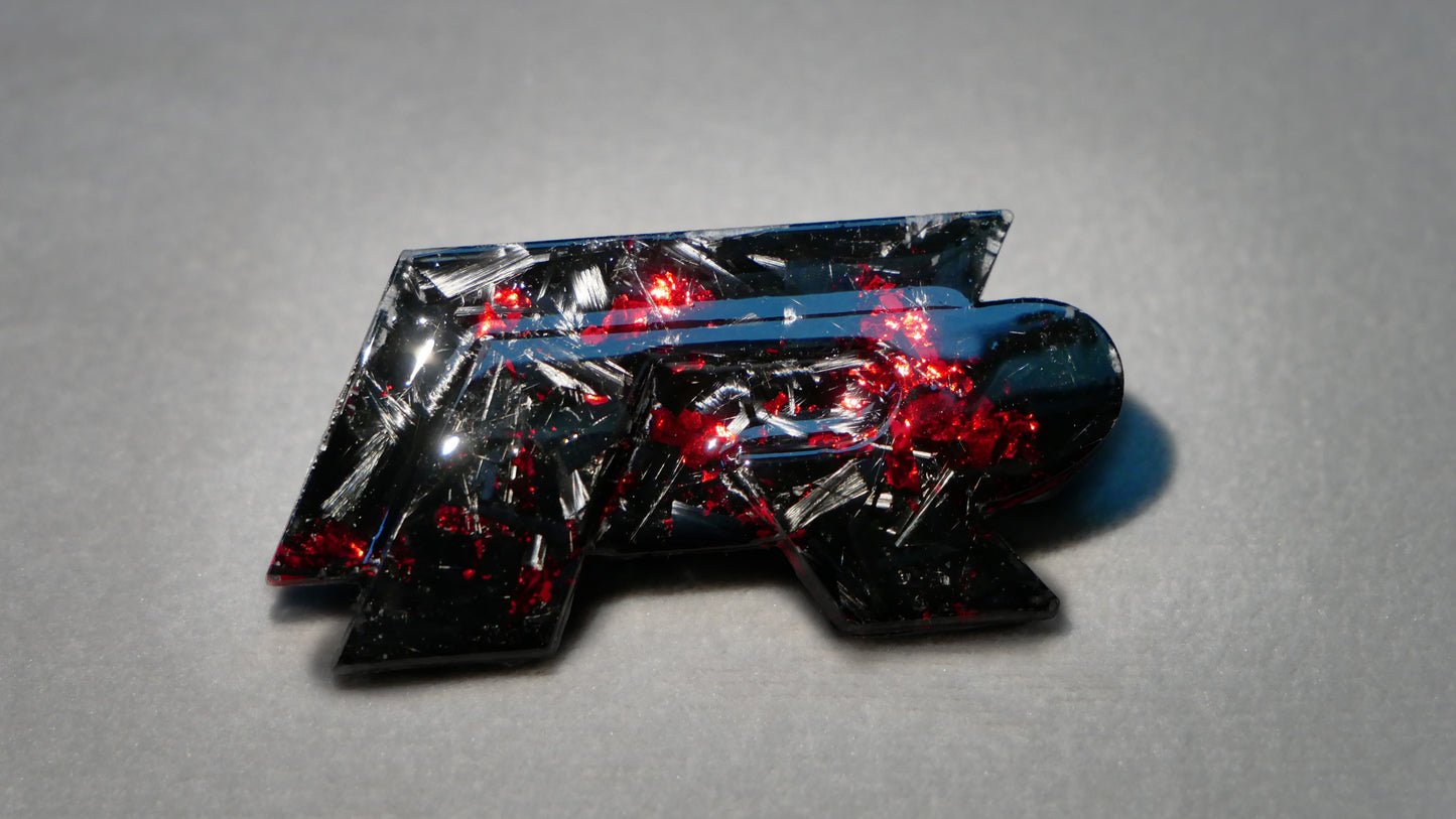 Badge R en carbone forgé - fabrication Artisanal