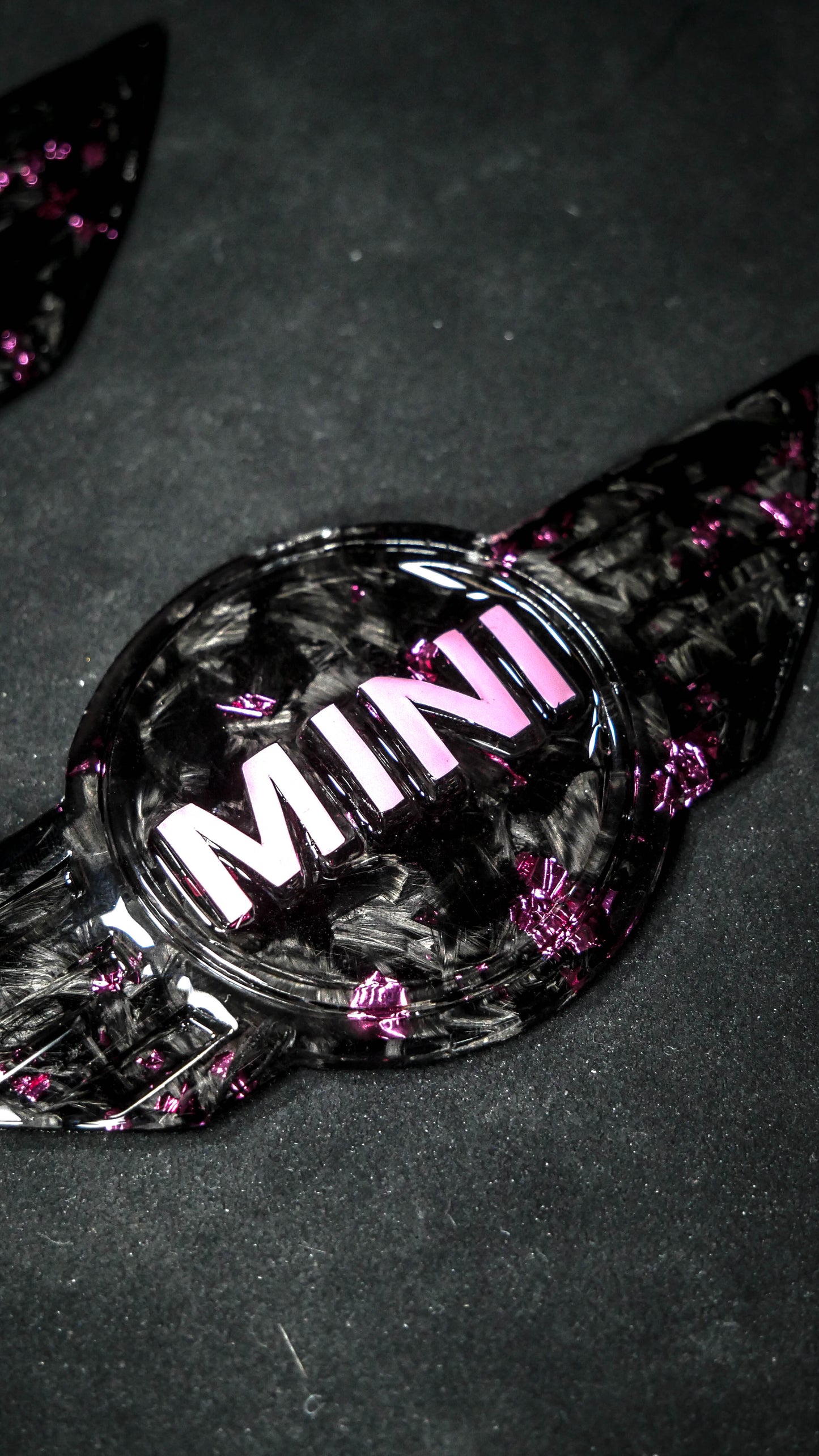 Badge mini en Carbone Forgé – Fabrication Artisanale