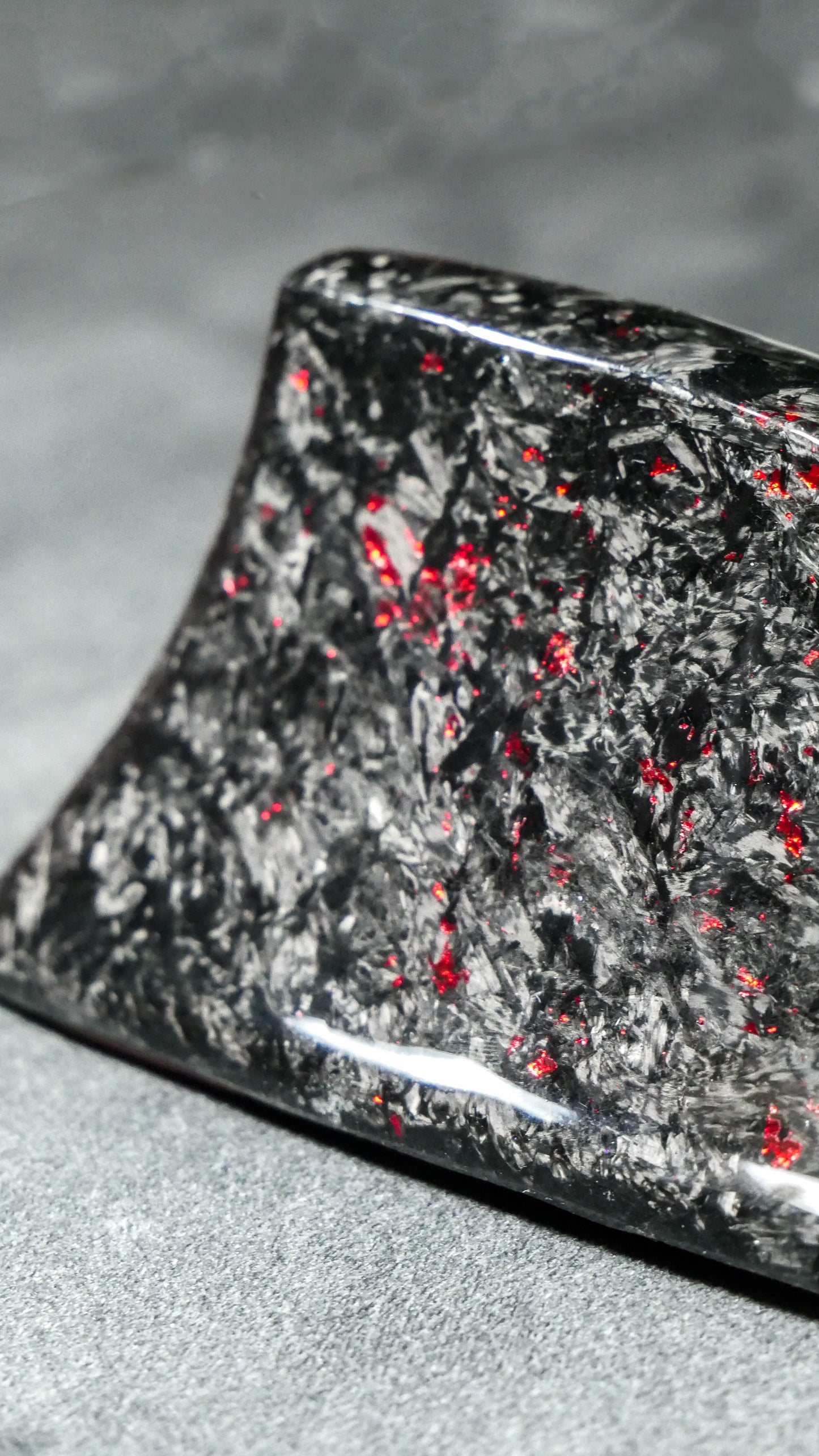 Geschmiedete Haifischflossenantenne aus Kohlefaser – Handgefertigt