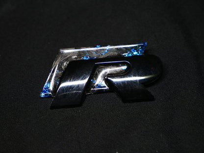 Badge R en carbone forgé - fabrication Artisanal
