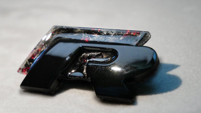 Badge R en carbone forgé - fabrication Artisanal