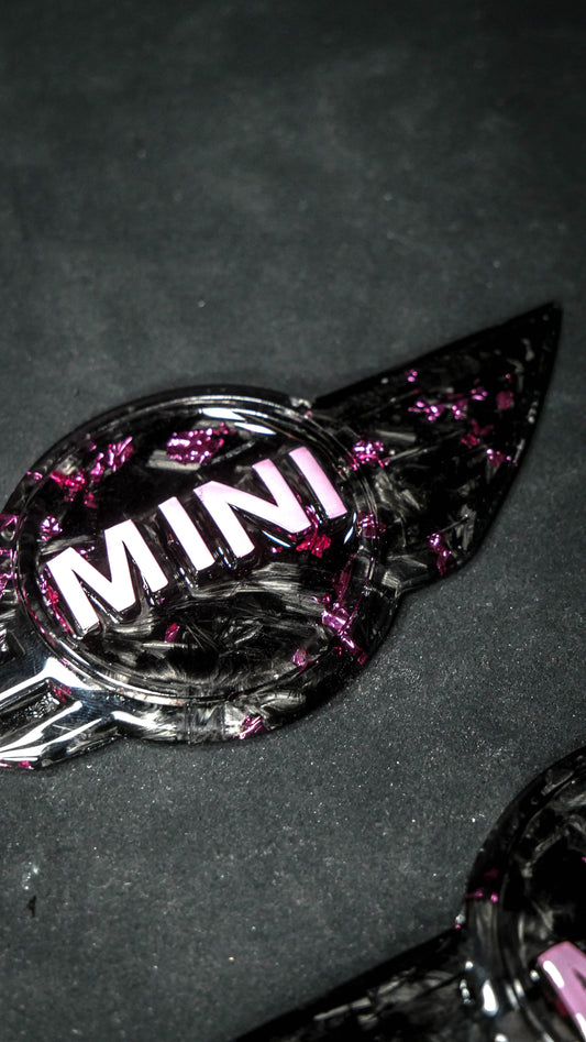 Badge mini en Carbone Forgé – Fabrication Artisanale